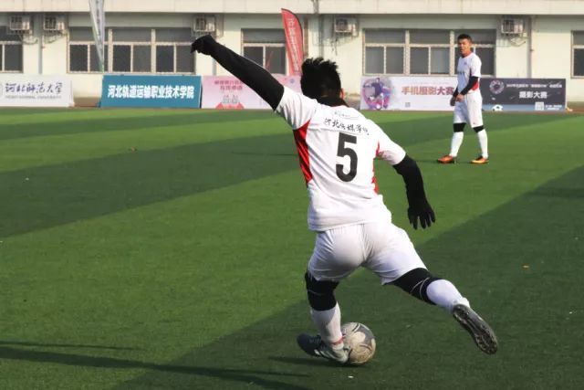 中国足球小将捧杯！对话后空翻庆祝夺冠的12岁少年→